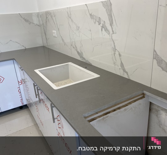 שיש מותקן במטבח עם כיור חדש